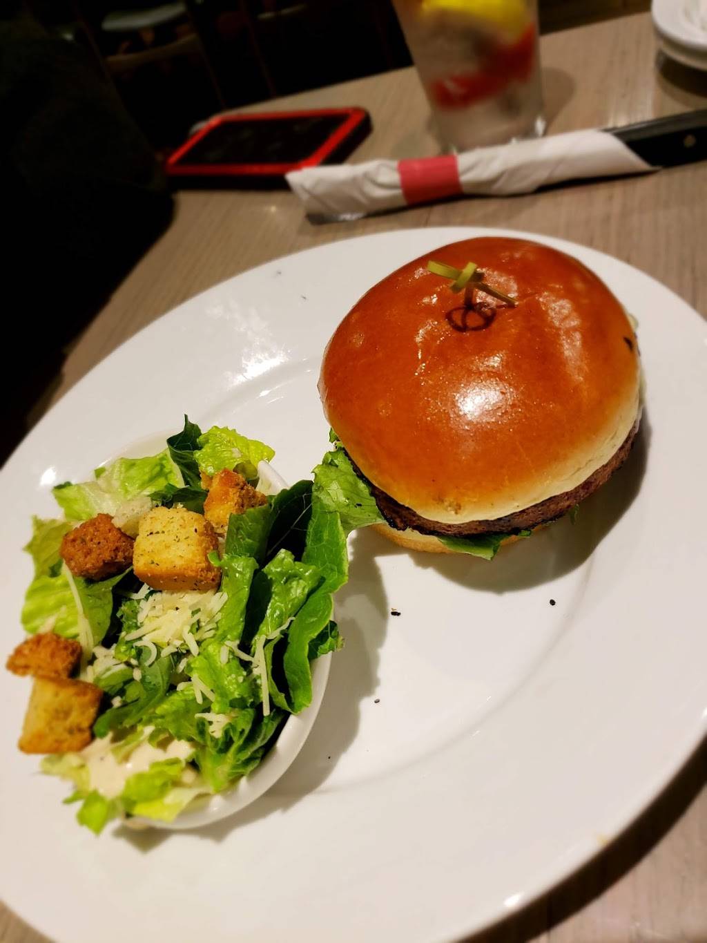 TGI Fridays | restaurant | 7000 Austin St, Forest Hills, NY 11375, USA | 7187933263 OR +1 718-793-3263