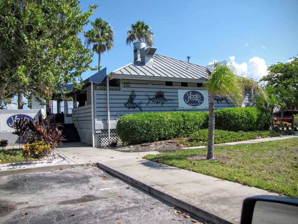 Hooks Waterfront Bar and Grill | restaurant | 611 Destiny Dr, Ruskin, FL 33570, USA | 8139381152 OR +1 813-938-1152