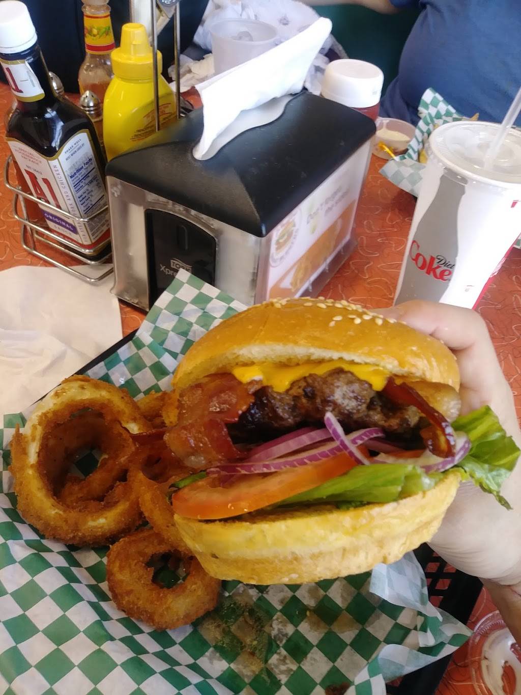 Phyllis Giant Burgers | restaurant | 1774 Piner Rd, Santa Rosa, CA 95403, USA | 7075210890 OR +1 707-521-0890