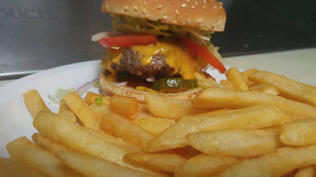 Saras Big Apple | restaurant | 1150 Broad Creek Rd, New Bern, NC 28560, USA | 2526362555 OR +1 252-636-2555