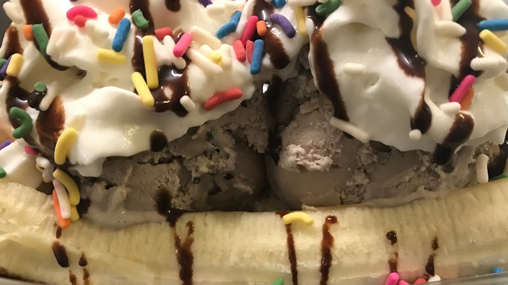 Yamis Ice Cream Shop | restaurant | 102 N Broadway St, Fellsmere, FL 32948, USA | 7725718130 OR +1 772-571-8130