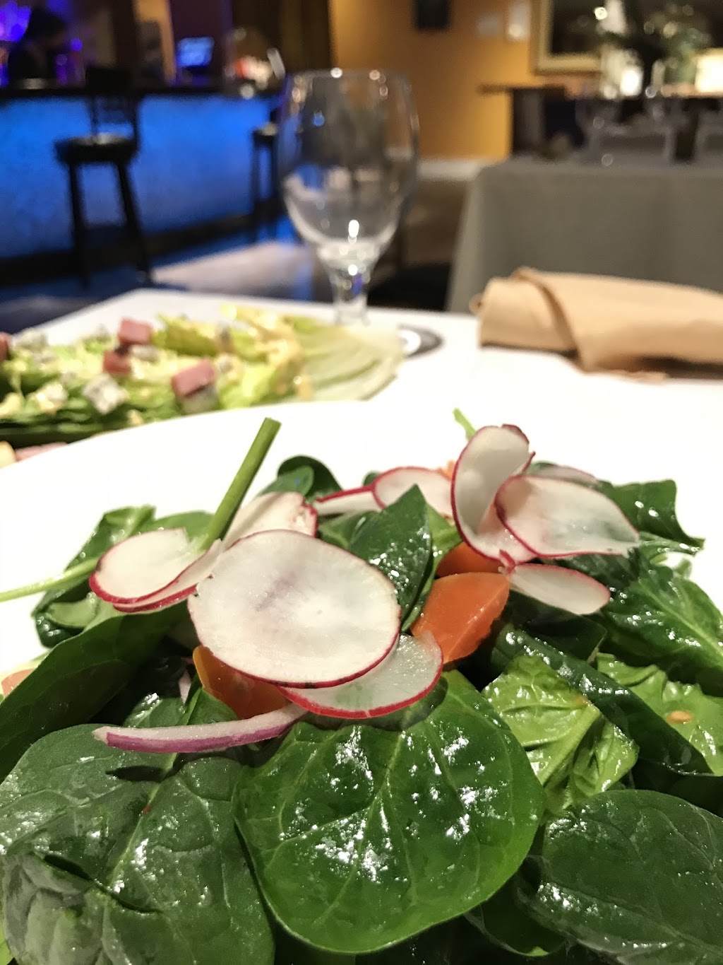 The Metropolitan Restaurant & Bar | restaurant | 3 Pratt Blvd, Glen Cove, NY 11542, USA | 5168064111 OR +1 516-806-4111