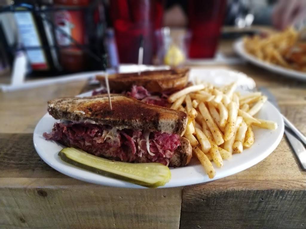 Johnnys West Sports Bar & Grill | restaurant | 12068 Dorsett Rd, Maryland Heights, MO 63043, USA | 3147365646 OR +1 314-736-5646