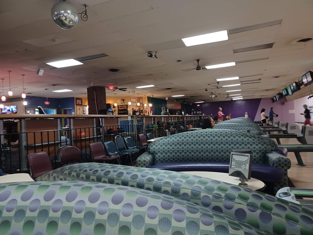 Strike & Spare Western Avenue | restaurant | 5700 Western Ave, Knoxville, TN 37921, USA | 8655881312 OR +1 865-588-1312