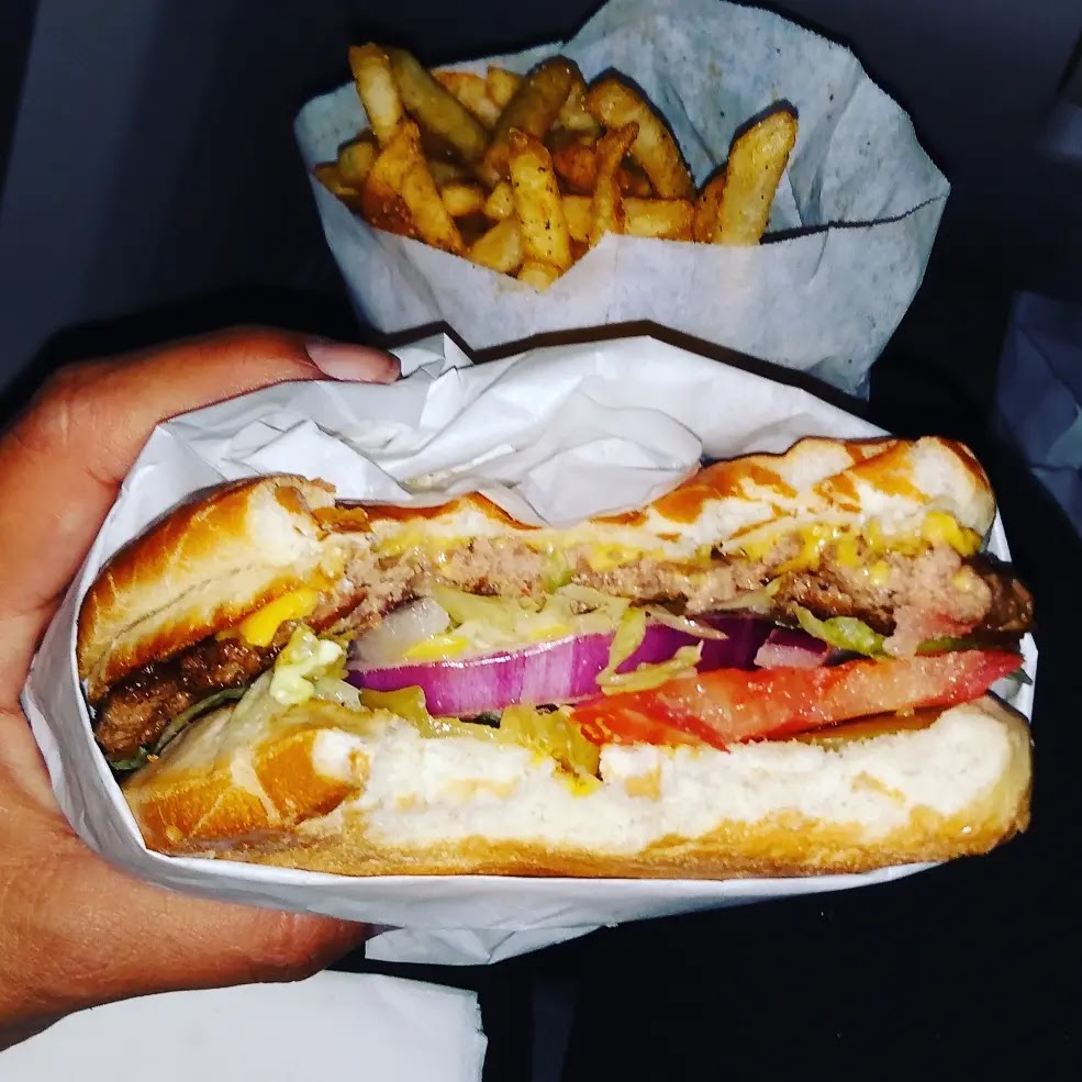 Hometown Hamburgers | restaurant | 2133 E Main St, Farmington, NM 87401, USA | 5053265580 OR +1 505-326-5580