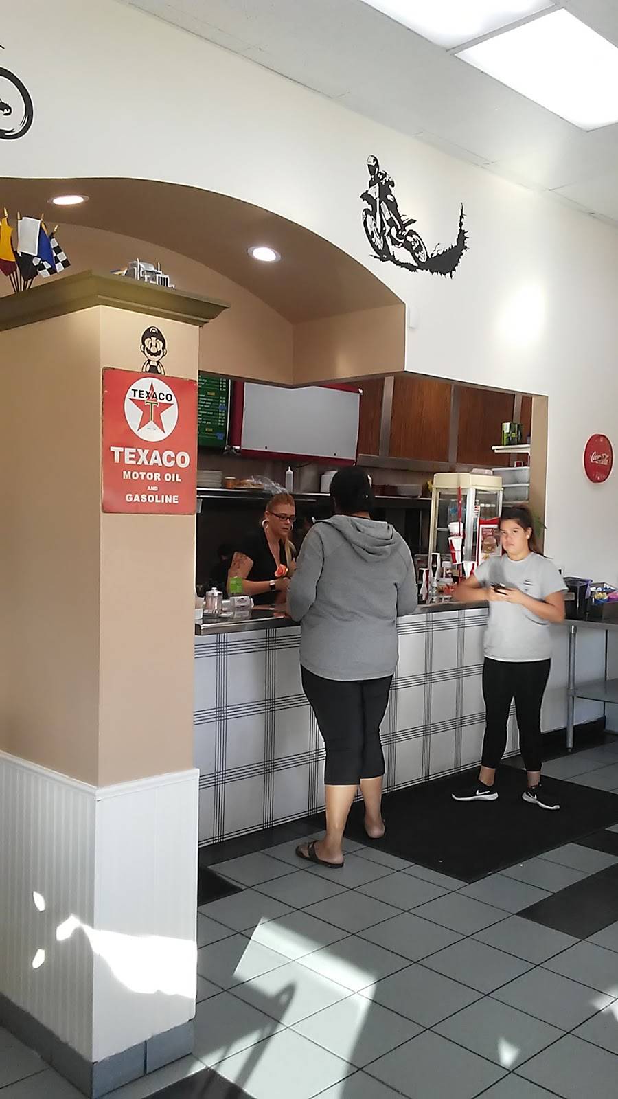 Lauras Diner | restaurant | 27125 Sierra Hwy, Santa Clarita, CA 91351, USA | 6614308080 OR +1 661-430-8080