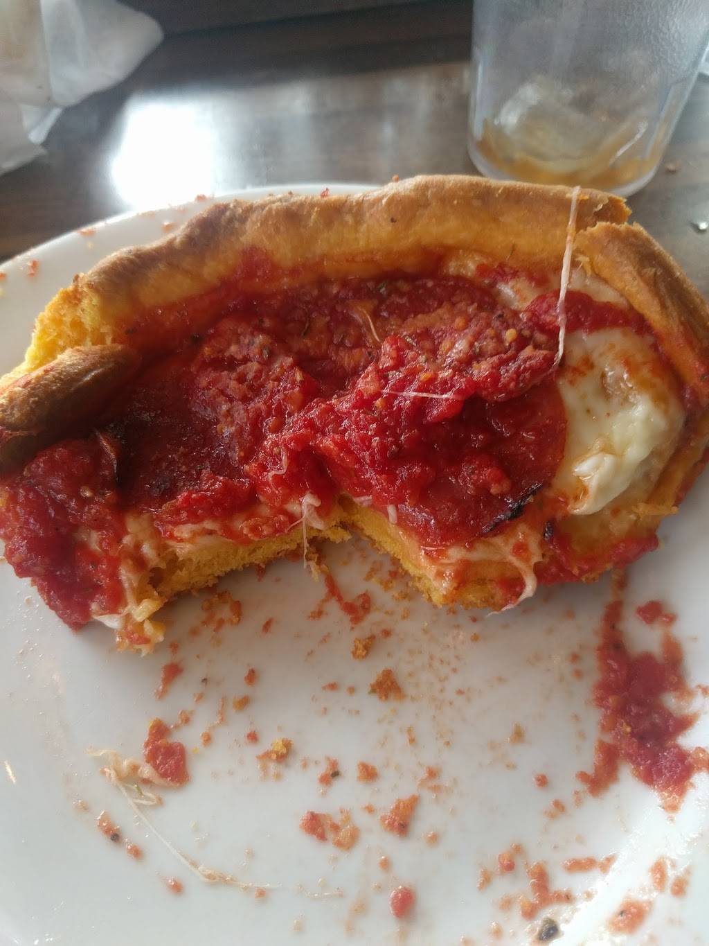 Ginos East Of Lakeview | restaurant | 2801 N Lincoln Ave, Chicago, IL 60657, USA | 7733273737 OR +1 773-327-3737