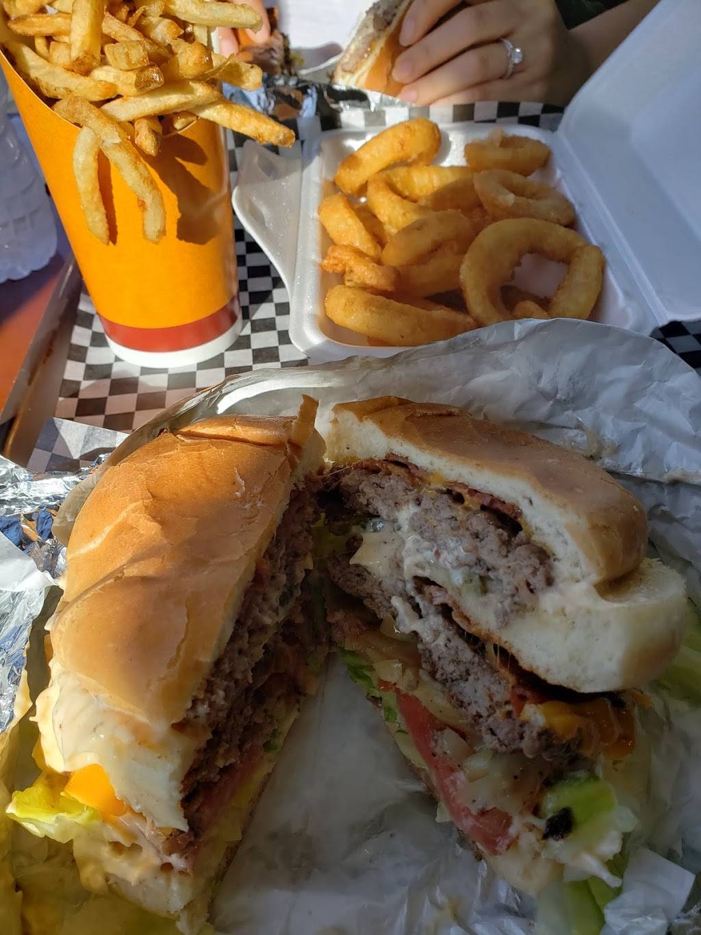 The Bulging Burger | restaurant | 2459 Queen St E, Toronto, ON M4E 1H7, Canada | 4166908466 OR +1 416-690-8466