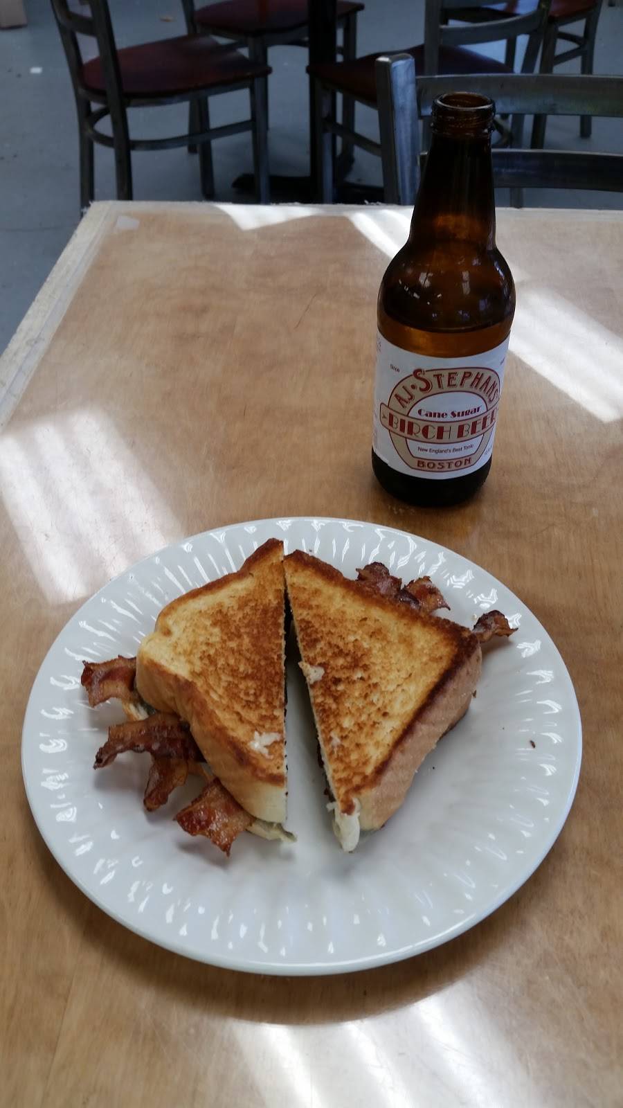 Smithsonian Cafe And Chowder House | restaurant | 1 Roundhouse Plaza, Northampton, MA 01060, USA | 4137273318 OR +1 413-727-3318