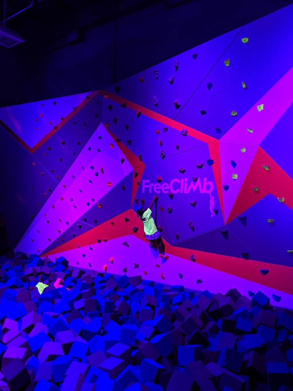 Sky Zone Trampoline Park | restaurant | 325 W Lake St Ste A, Elmhurst, IL 60126, USA | 6304788339 OR +1 630-478-8339