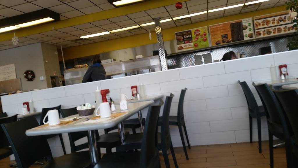 Petit Quebec | restaurant | 1200 Avenue Bourgogne, Chambly, QC J3L 1X4, Canada | 4504474884 OR +1 450-447-4884