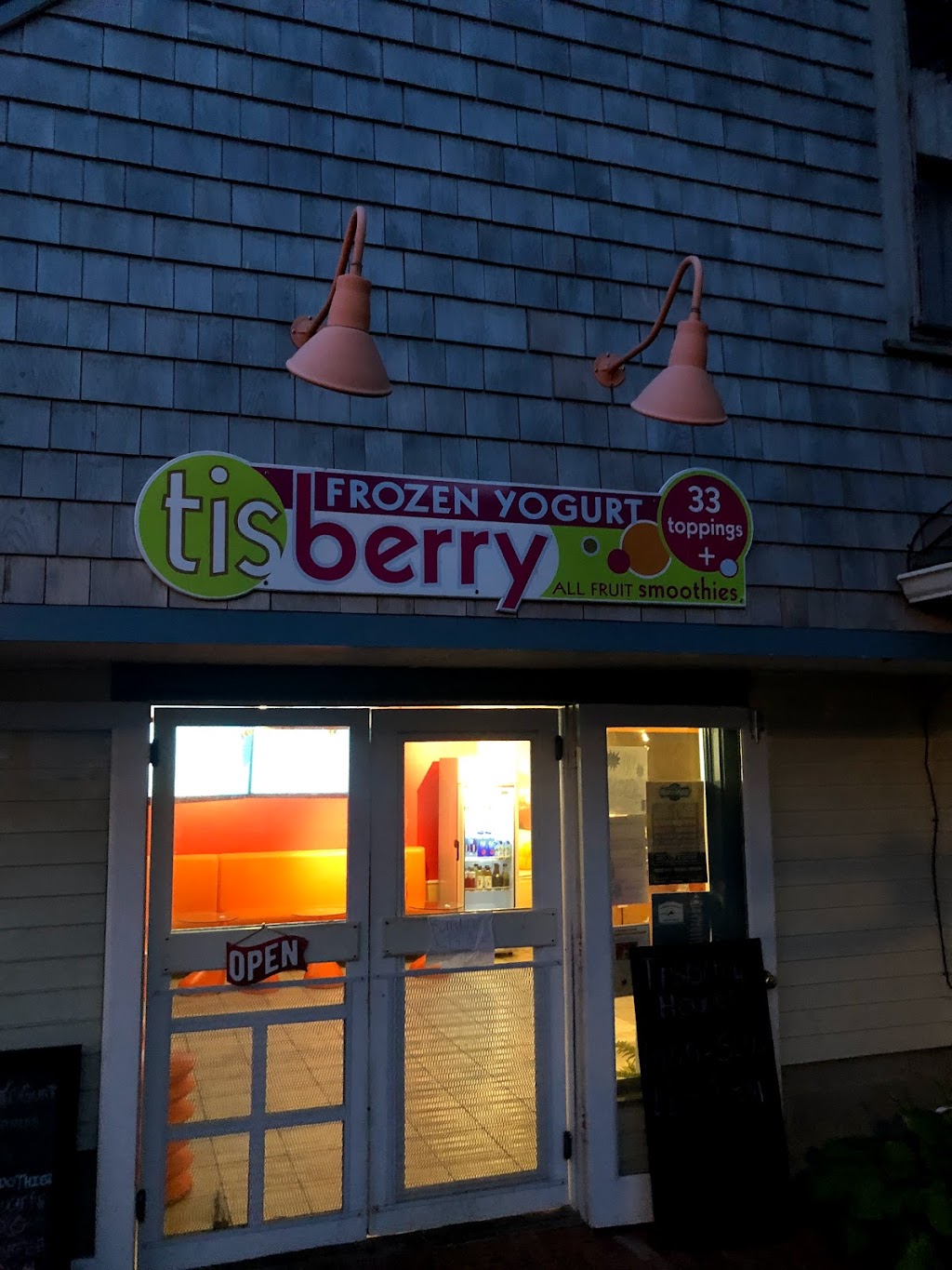 Tisberry Cafe: Frozen Yogurt, Smoothies and Superfood Bowls | restaurant | 29 Main St, Vineyard Haven, MA 02568, USA | 5086879314 OR +1 508-687-9314