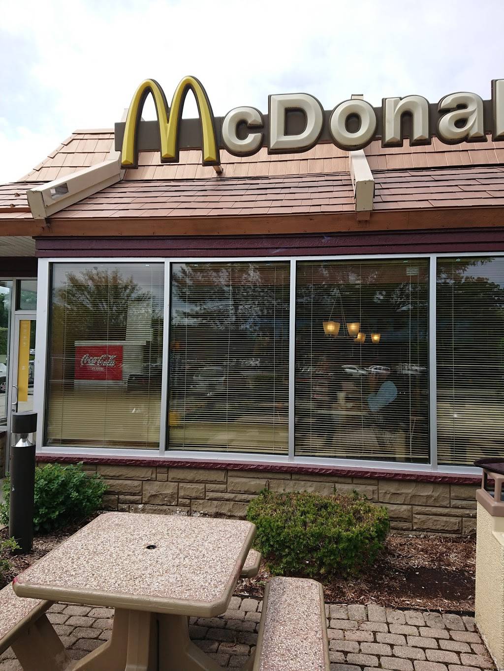 McDonalds | cafe | 28929 Waukegan Rd, Lake Bluff, IL 60044, USA | 8477351088 OR +1 847-735-1088