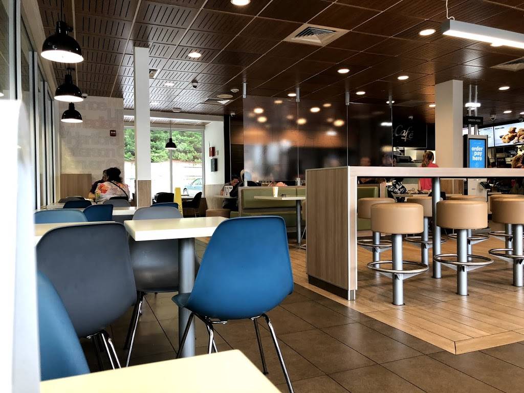 McDonalds | cafe | 44 E Main St, Webster, MA 01570, USA | 5089439009 OR +1 508-943-9009