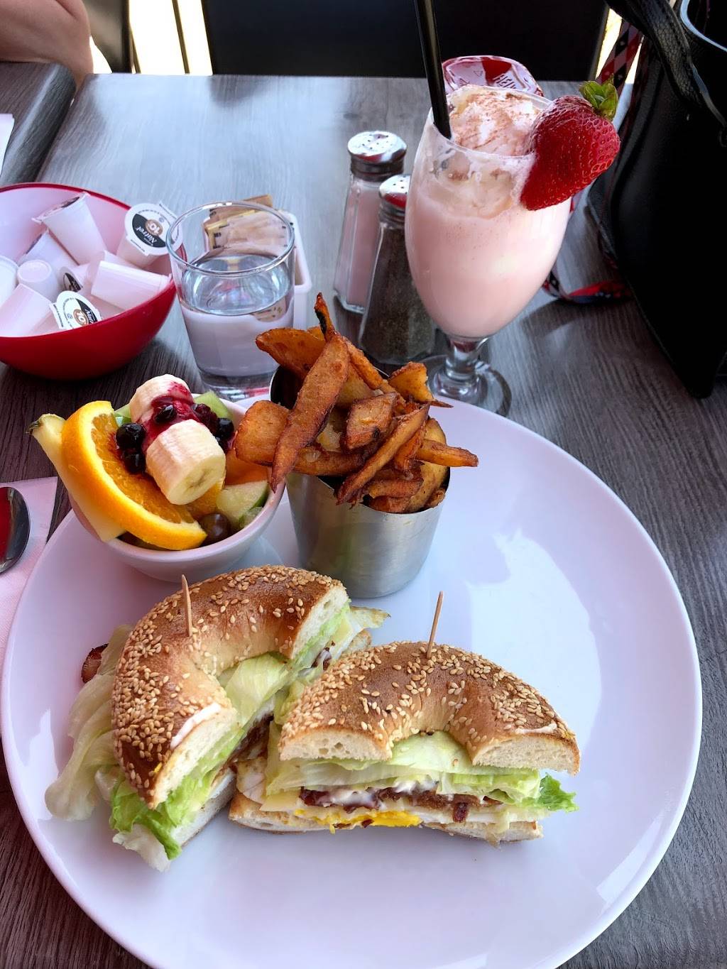 Petinos Saint-Dorothée | restaurant | 540 Autoroute 13, Laval, QC H7X 3V5, Canada | 4506895444 OR +1 450-689-5444