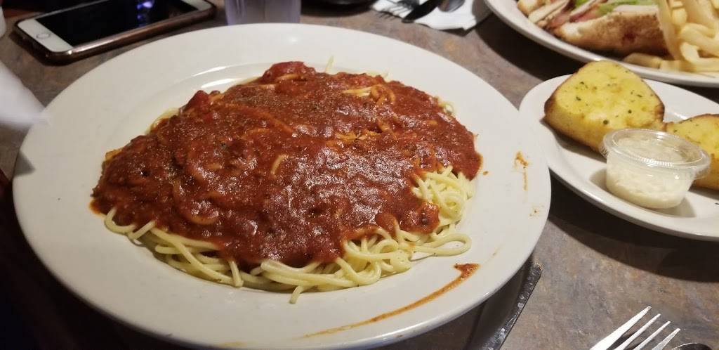 Family House Restaurant & Sports Bar | restaurant | 312 Kennedy Dr, Bradley, IL 60915, USA | 8159361160 OR +1 815-936-1160