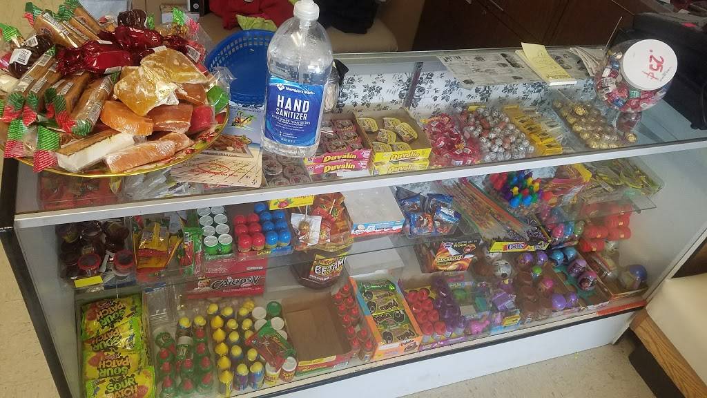 Mariscos La Reyna | restaurant | 2406 N Fitzhugh Ave, Dallas, TX 75204, USA | 2148272792 OR +1 214-827-2792