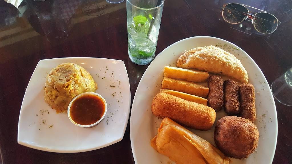 The Lost Parrot | restaurant | 100 E 4th Ave, Mt Dora, FL 32757, USA | 3527292685 OR +1 352-729-2685