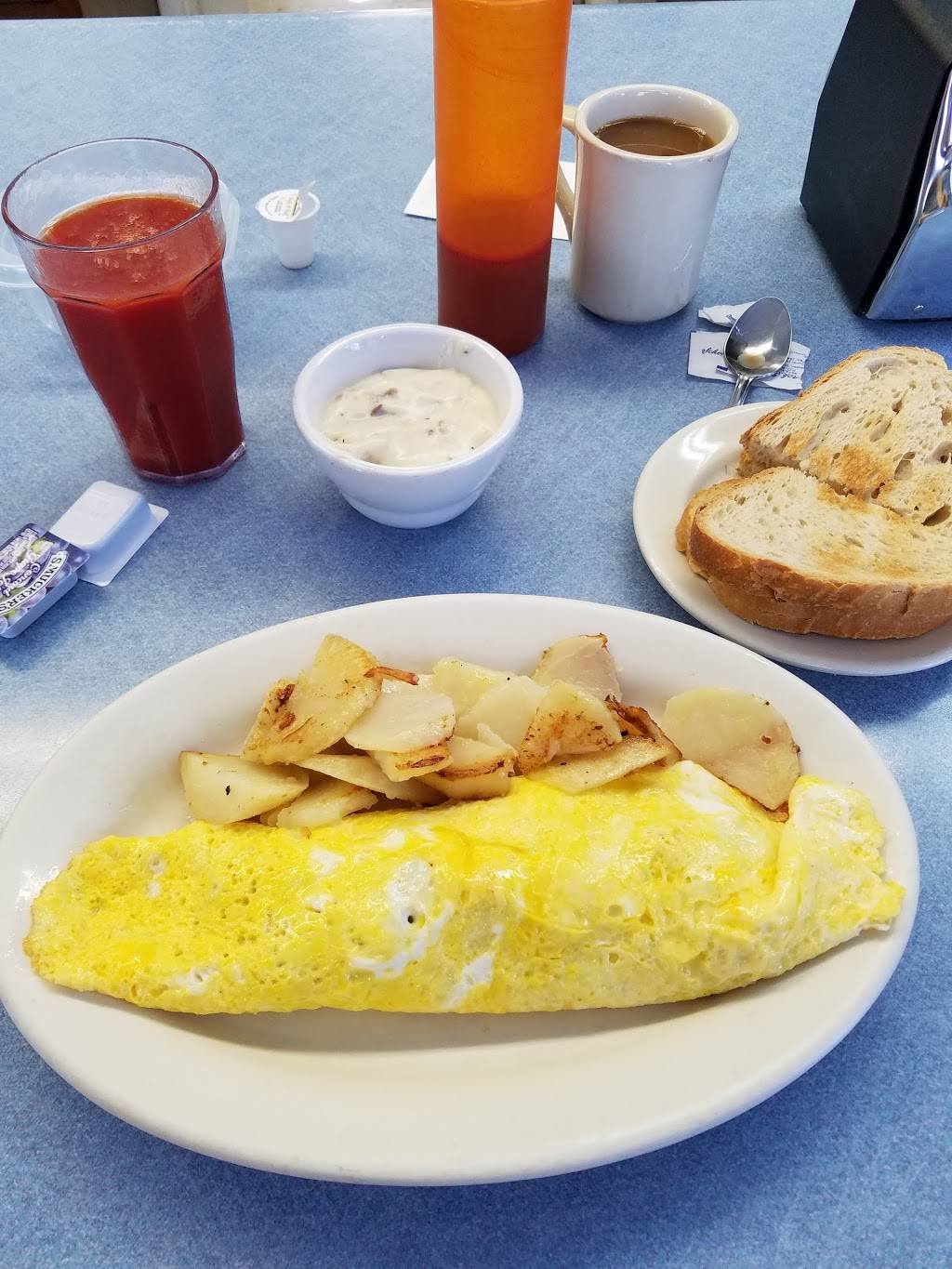 Candys Diner | restaurant | 21874 Old Valley Pike, Woodstock, VA 22664, USA | 5404594292 OR +1 540-459-4292