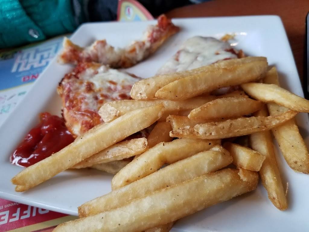 Chilis Grill & Bar | meal takeaway | 80-16 Cooper Ave, Glendale, NY 11385, USA | 7183664272 OR +1 718-366-4272