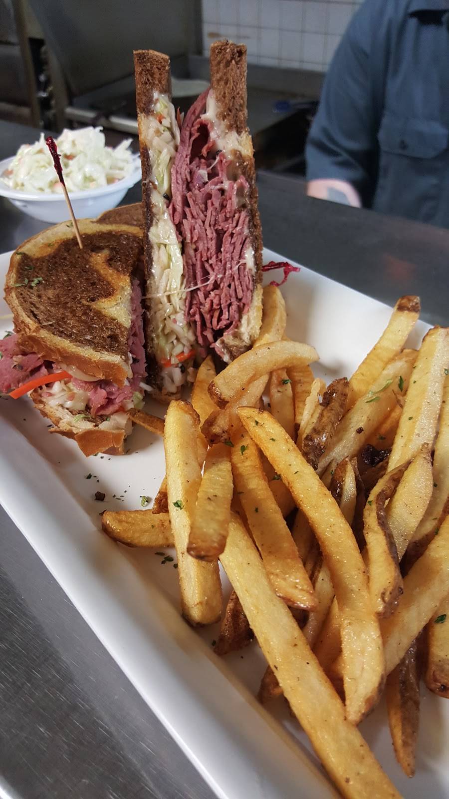 Augies Bar & Grill | restaurant | 31660 John R Rd, Madison Heights, MI 48071, USA | 2485883120 OR +1 248-588-3120