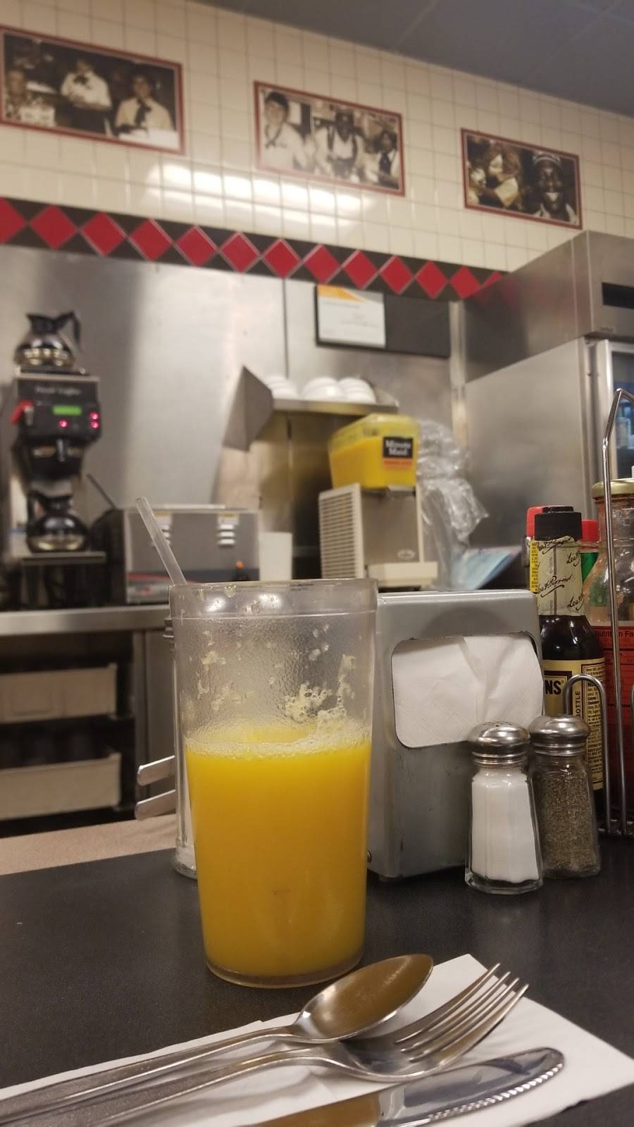 Waffle House | meal takeaway | 2448 Carolina Beach Rd, Wilmington, NC 28401, USA | 9107638337 OR +1 910-763-8337