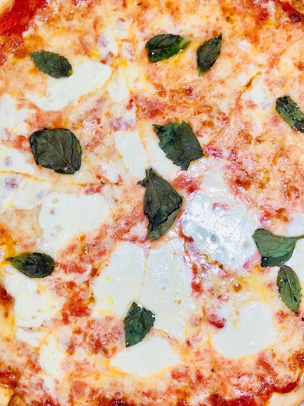 Giovannis New York Pizza | restaurant | 520 E Market St, Leesburg, VA 20176, USA | 7037778440 OR +1 703-777-8440