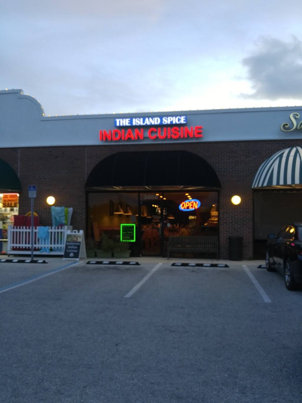 The Island Spice | restaurant | 3608 E Bay Dr, Holmes Beach, FL 34217, USA | 9415270123 OR +1 941-527-0123