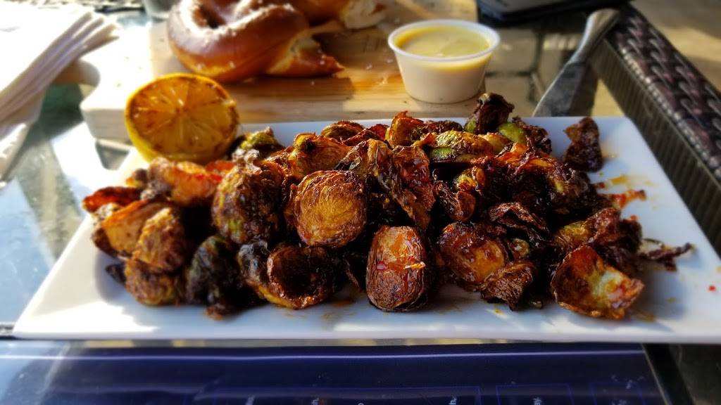 East End Restaurant | restaurant | 1222, 1330 Old River Rd, Cleveland, OH 44113, USA | 2167859996 OR +1 216-785-9996