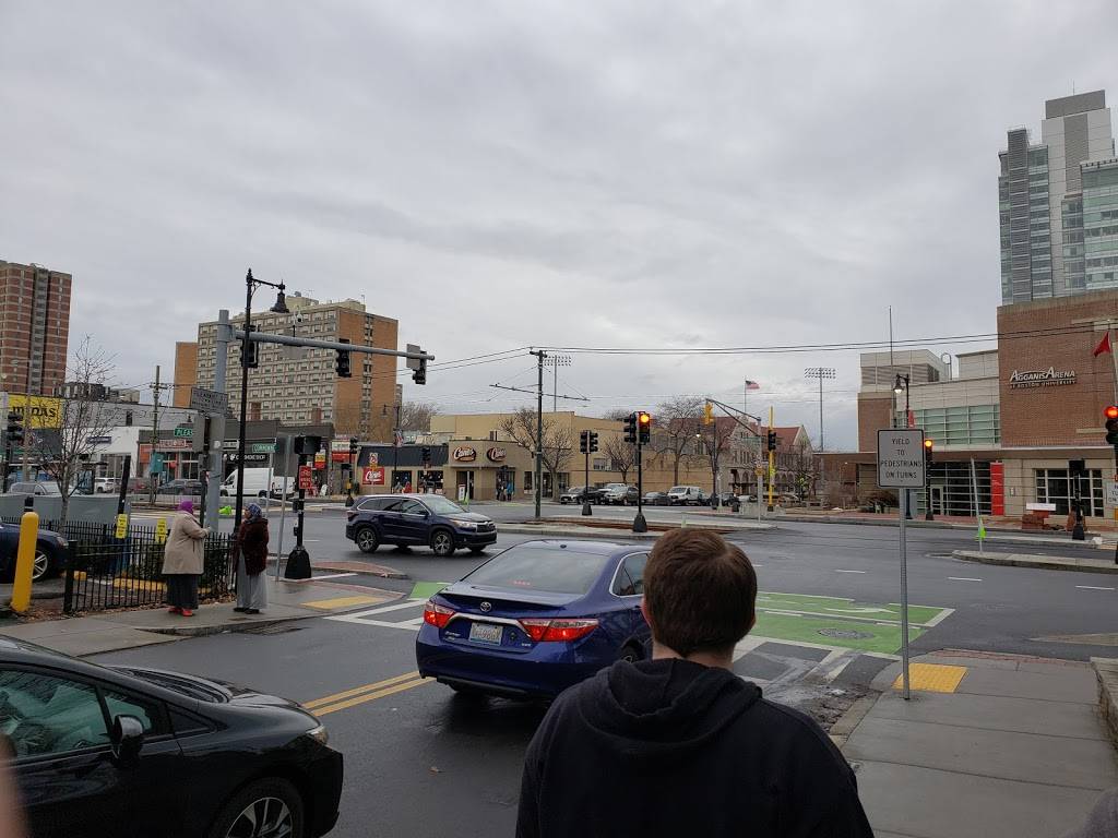 Raising Canes Chicken Fingers | meal takeaway | 949 Commonwealth Avenue, Boston, MA 02215, USA | 6173585932 OR +1 617-358-5932