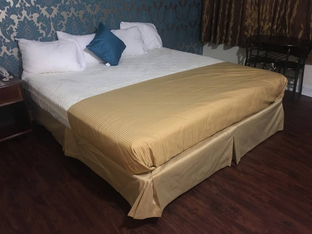 Village Inn | restaurant | 3001 W Wisconsin Ave, Milwaukee, WI 53208, USA | 4143447500 OR +1 414-344-7500