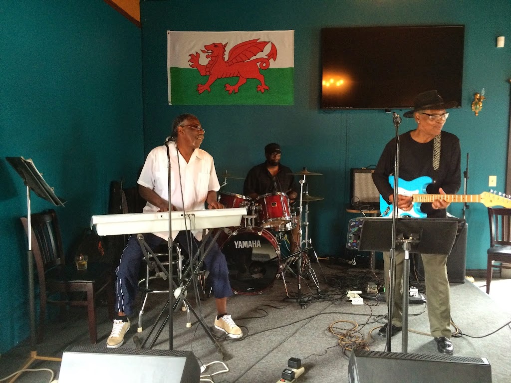 The Blue Room Bar | restaurant | 8145 SE 82nd Ave, Portland, OR 97266, USA | 5034219815 OR +1 503-421-9815