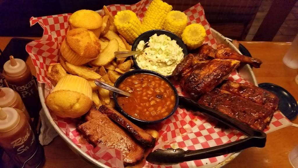 Famous Daves Bar-B-Que | restaurant | 7777 Rosedale Hwy, Bakersfield, CA 93308, USA | 6618292128 OR +1 661-829-2128