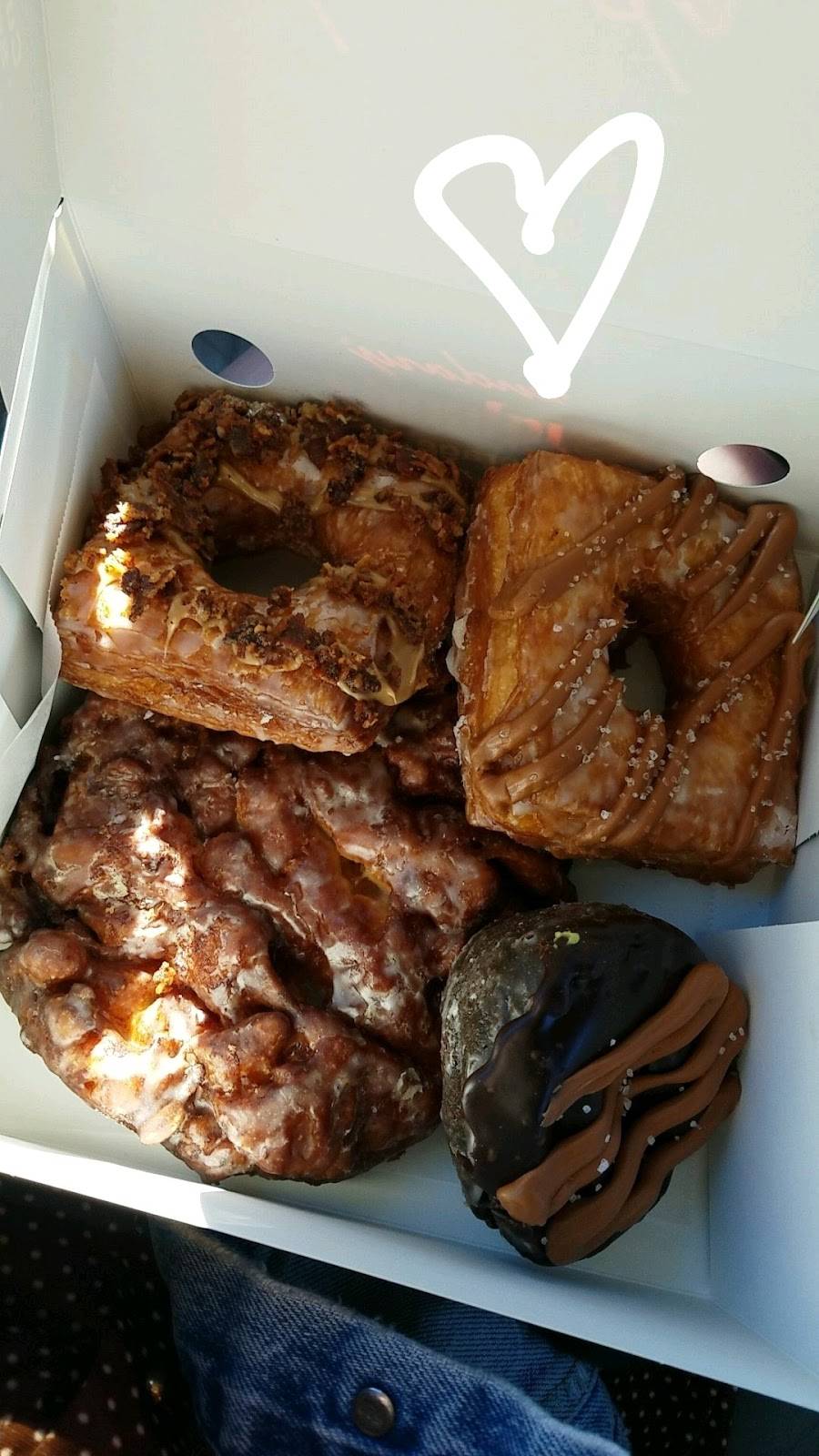 Legendary Doughnuts | restaurant | 1640 NW Gilman Blvd #3, Issaquah, WA 98027, USA | 4256518070 OR +1 425-651-8070