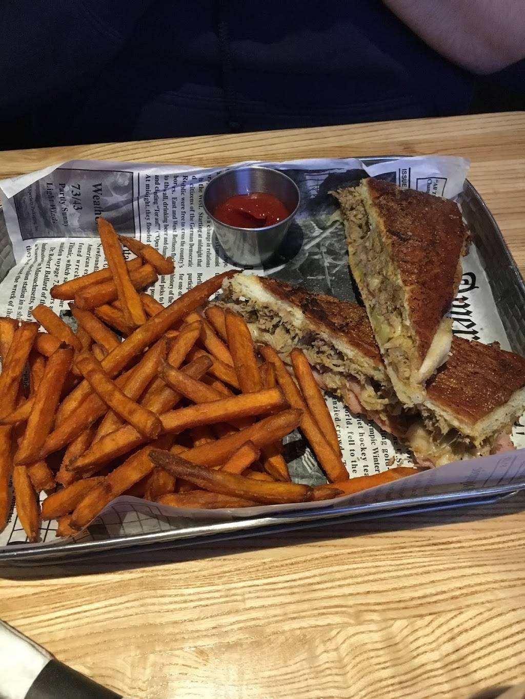 Bates Bar & Grill | restaurant | 2 Commercial St, Braintree, MA 02184, USA | 7818430525 OR +1 781-843-0525