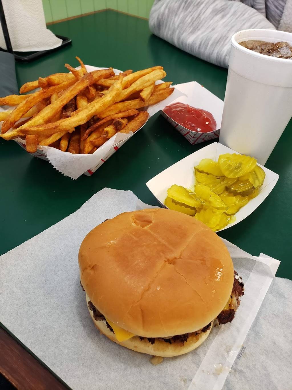 Little Mikes Hamburgers | restaurant | 6724 Northwest Expy, Oklahoma City, OK 73132, USA | 4057739997 OR +1 405-773-9997
