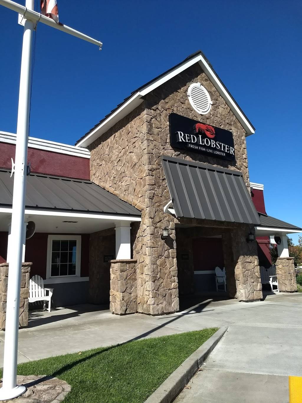 Red Lobster | restaurant | 6440 Redwood Dr, Rohnert Park, CA 94928, USA | 7075863640 OR +1 707-586-3640