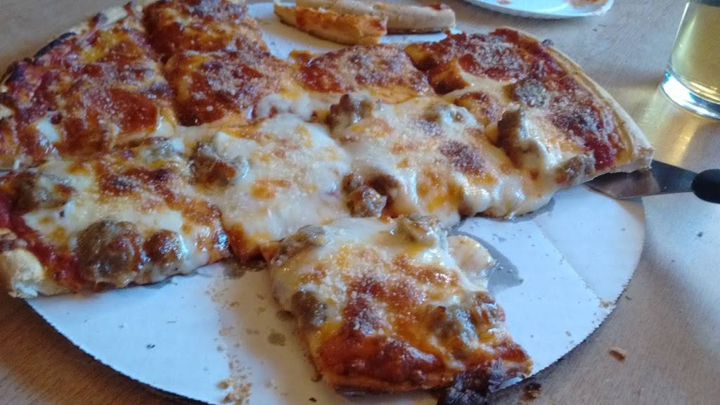 Drews Lakeside Bar & Grill | restaurant | 219 W Water St, Montello, WI 53949, USA | 6082972834 OR +1 608-297-2834