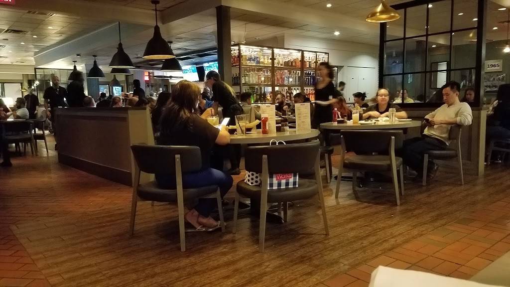 TGI Fridays | restaurant | 7000 Austin St, Forest Hills, NY 11375, USA | 7187933263 OR +1 718-793-3263