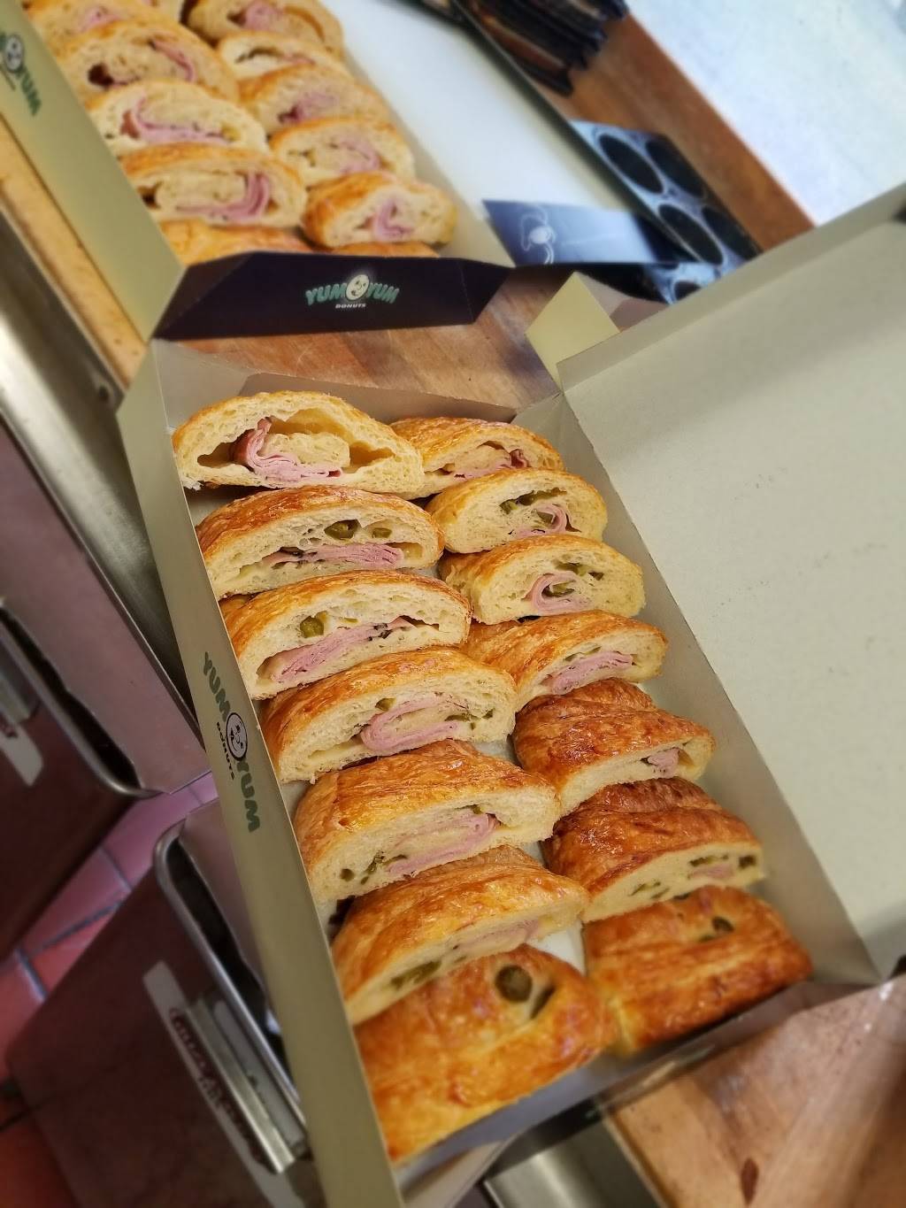 Yum Yum Donuts | cafe | 11150 Long Beach Blvd, Lynwood, CA 90262, USA | 3106375837 OR +1 310-637-5837