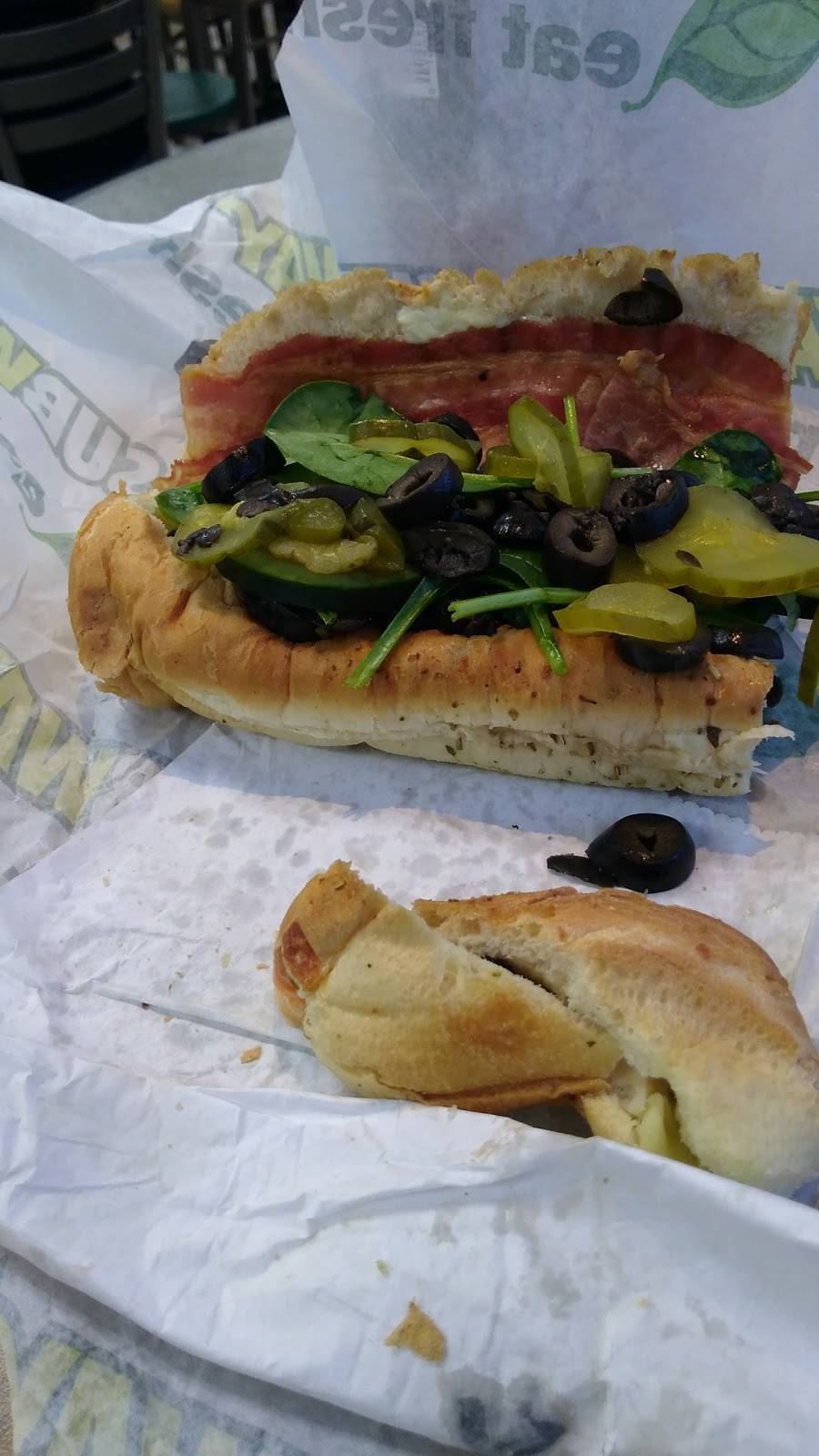 Subway | restaurant | 2000 E Edgewood Dr, Appleton, WI 54913, USA | 9207312700 OR +1 920-731-2700