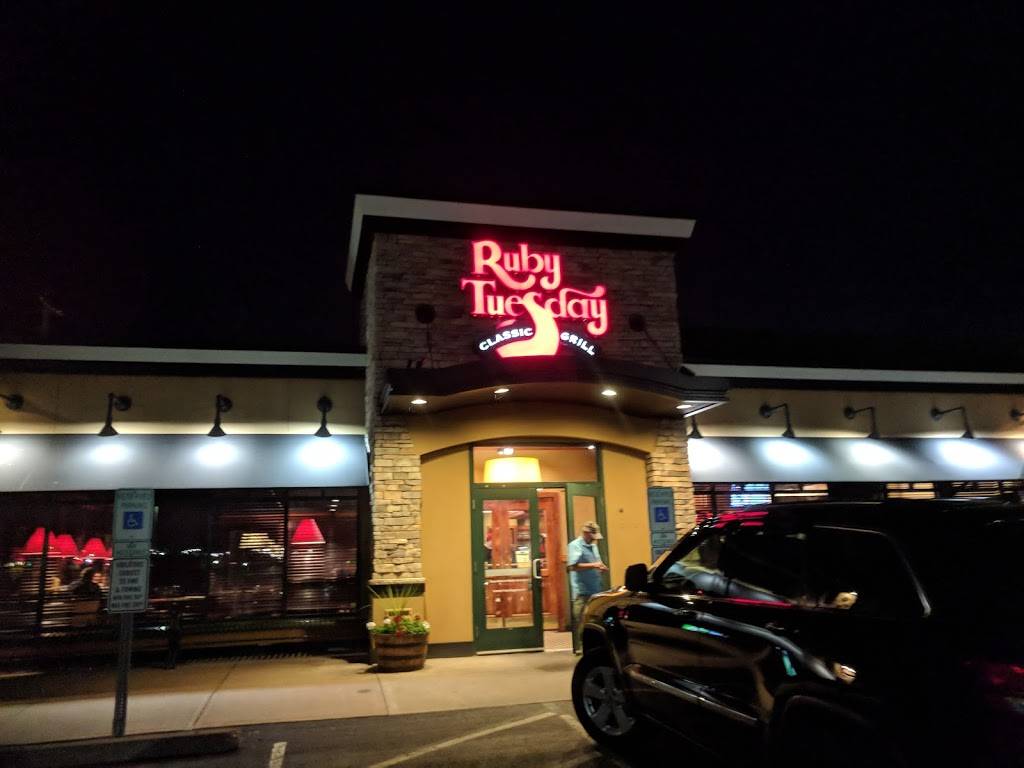 Ruby Tuesday | restaurant | 146 E 13th St, Oswego, NY 13126, USA | 3153431234 OR +1 315-343-1234