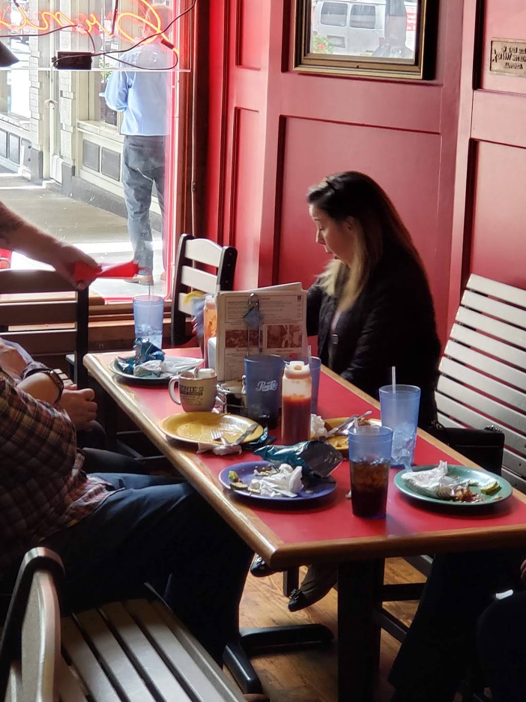 Ernies Bar & Grill | restaurant | 107 Market Square SE, Roanoke, VA 24011, USA | 5403427100 OR +1 540-342-7100