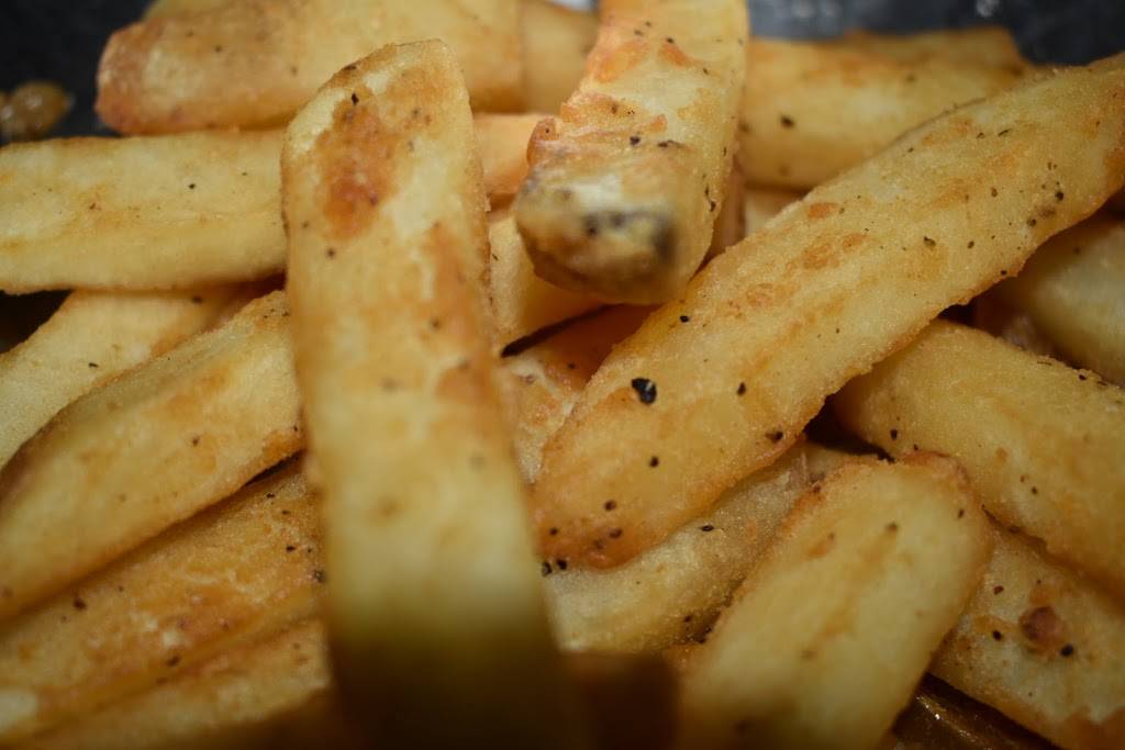 The Hangout Bar & Grill | restaurant | 6060 Veterans Pkwy, Columbus, GA 31909, USA | 7062214157 OR +1 706-221-4157