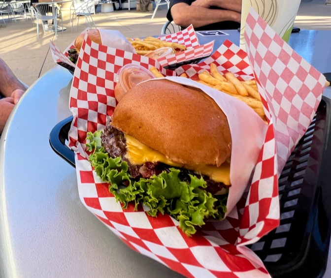 Freds Burger | restaurant | 1759 Technology Dr, San Jose, CA 95110, USA | 4084364884 OR +1 408-436-4884