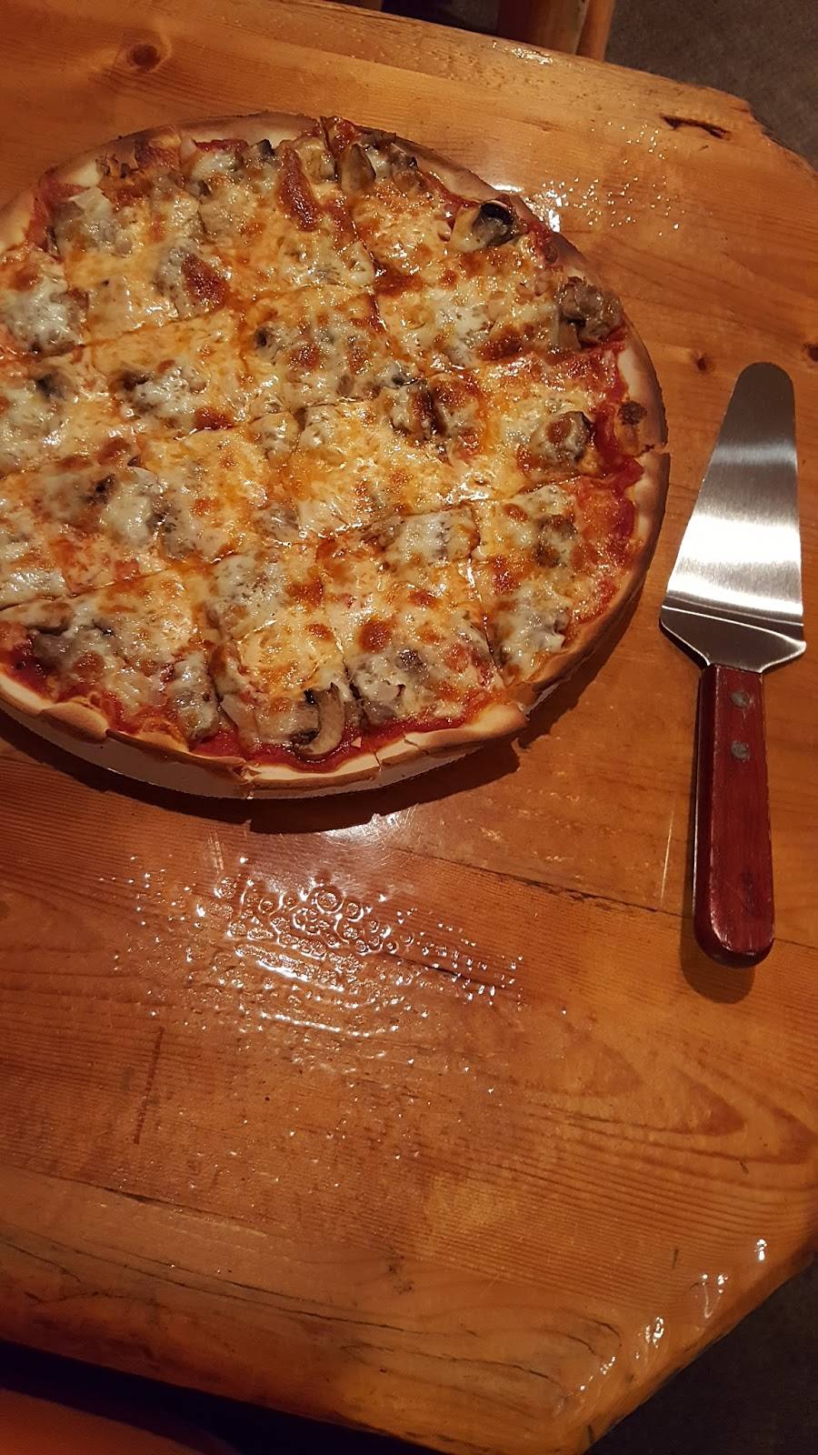 Riverview Inn | restaurant | 3172 N Riverside Dr, Saukville, WI 53080, USA | 2622840411 OR +1 262-284-0411