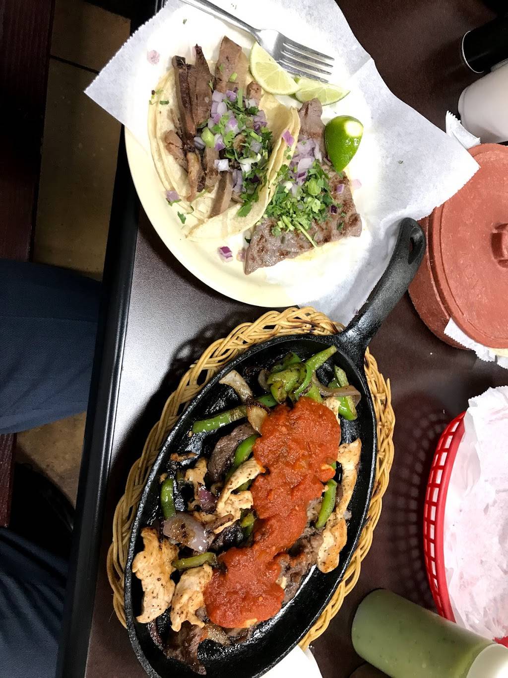 Los Burritos Tapatios | restaurant | 484 Roosevelt Rd, Glen Ellyn, IL 60137, USA | 6309429802 OR +1 630-942-9802