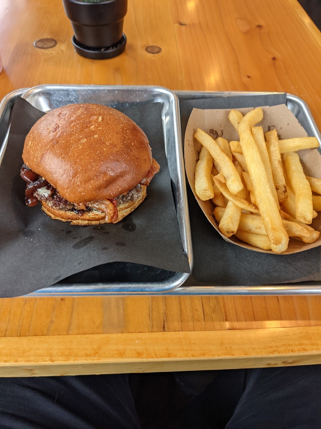 Gojos Grubhouse | restaurant | 27003 Telegraph Rd, Flat Rock, MI 48134, USA | 7347897744 OR +1 734-789-7744