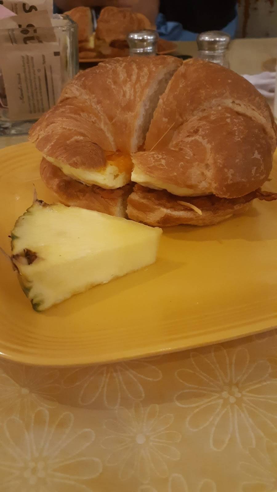 Buzz | restaurant | 601 Public Square, Benton, IL 62812, USA | 6184382899 OR +1 618-438-2899