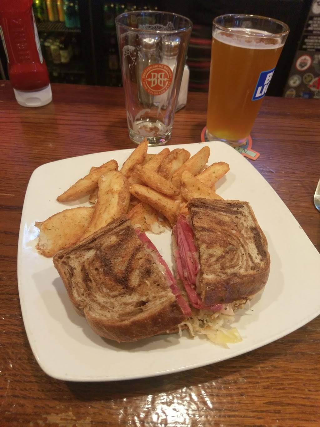 Dingle House Irish Pub & Grub | restaurant | 9102 W Chester Towne Centre Rd, West Chester Township, OH 45069, USA | 5138747468 OR +1 513-874-7468